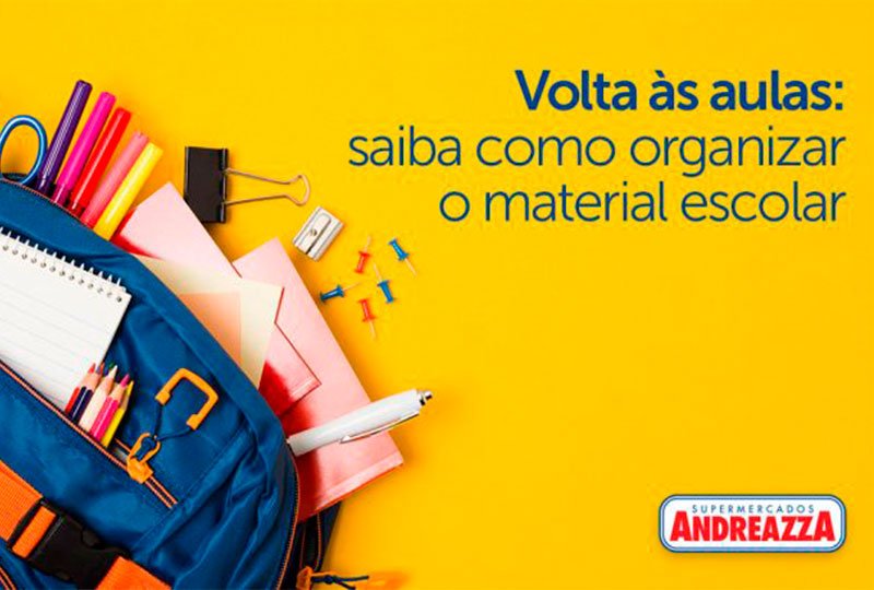 Mochila azul escura com detalhes e fita em laranja sobre um fundo amarelo. A mochila está aberta e têm lápis, canetas coloridas, bloco de anotações, pastas, cadernos, tesoura e outros itens saindo dela.