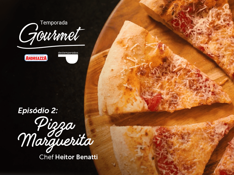 A imagem mostra uma tábua de pizza, redonda e de madeira. Nela há fatias de pizzas cortadas. Elas estão cobertas de queijo ralado, e abaixo dele, há pedaços de tomate. À esquerda da tábua, há um material gráfico: no topo da tela, os logos da Temporada Gourmet, Supermercados Andreazza e Destemperados. Logo abaixo há um letreiro com a chamada para o Episódio 2, o nome da receita (pizza marguerita) e o nome do Chef convidado, que é o Heitor Benatti.