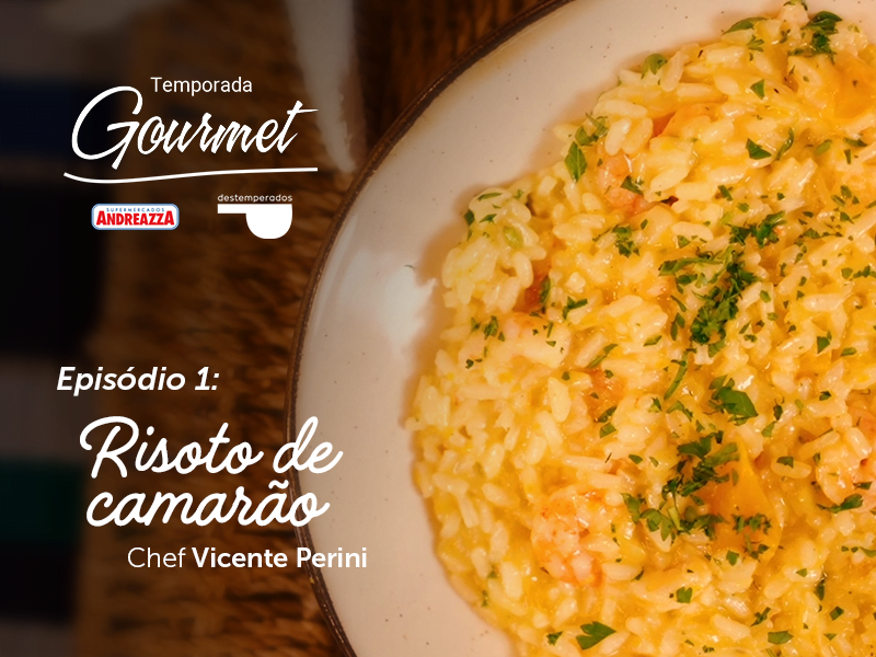 risoto-de-camarao-em-prato-branco-sob-mesa-marrom