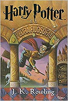 A imagem mostra a capa do primeiro livro da saga de Harry Potter. Ela tem o fundo amarelo queimado e mostra o desenho do bruxo de óculos redondos.