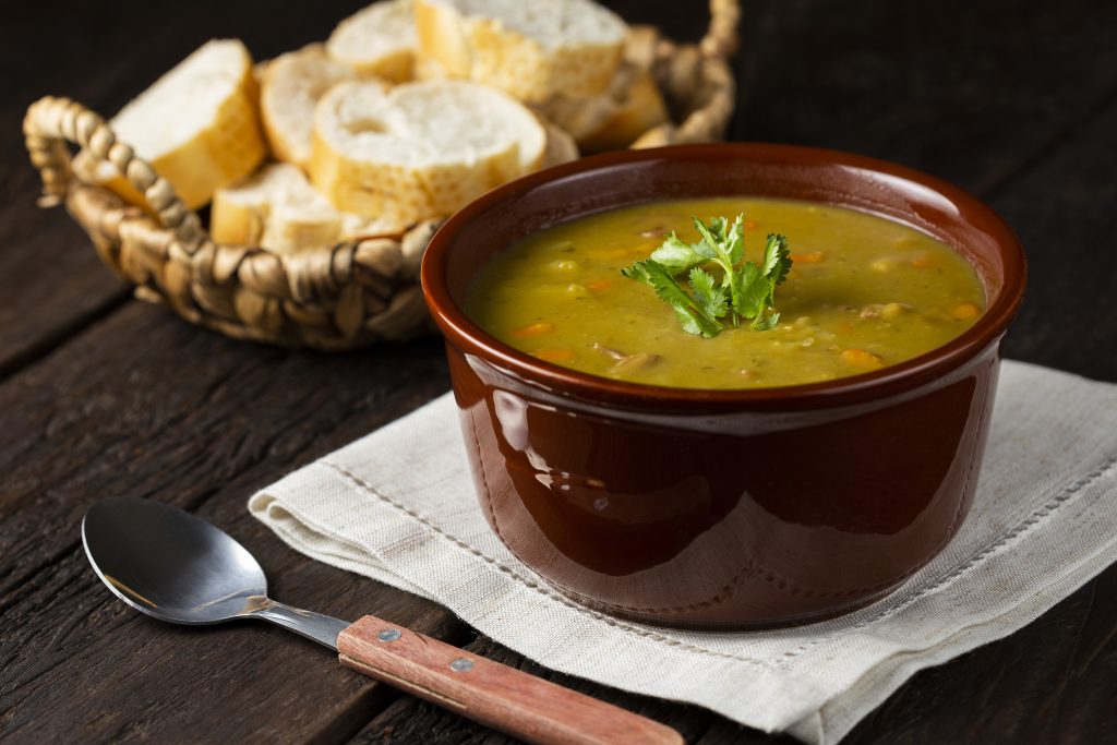 Imagem de uma tigela com caldo de lentilha.