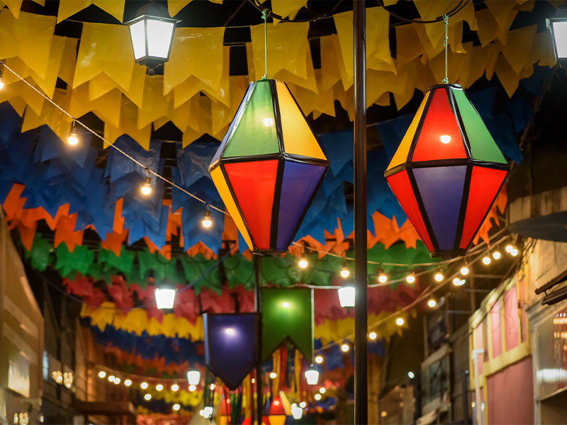 Decoração de Festa Junina com bandeirinhas e balões coloridos