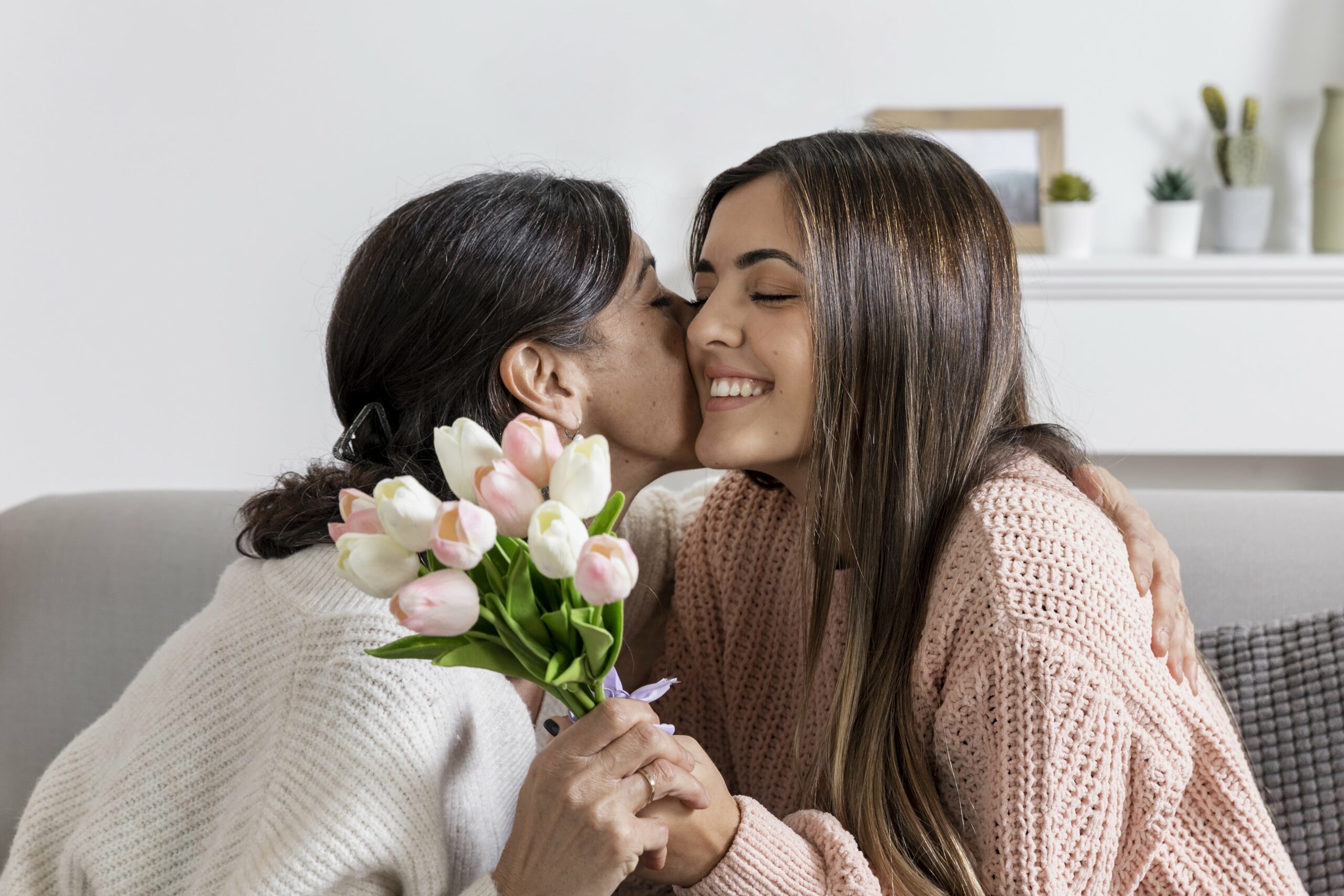 Imagem mostra filha e mãe se abraçando.
