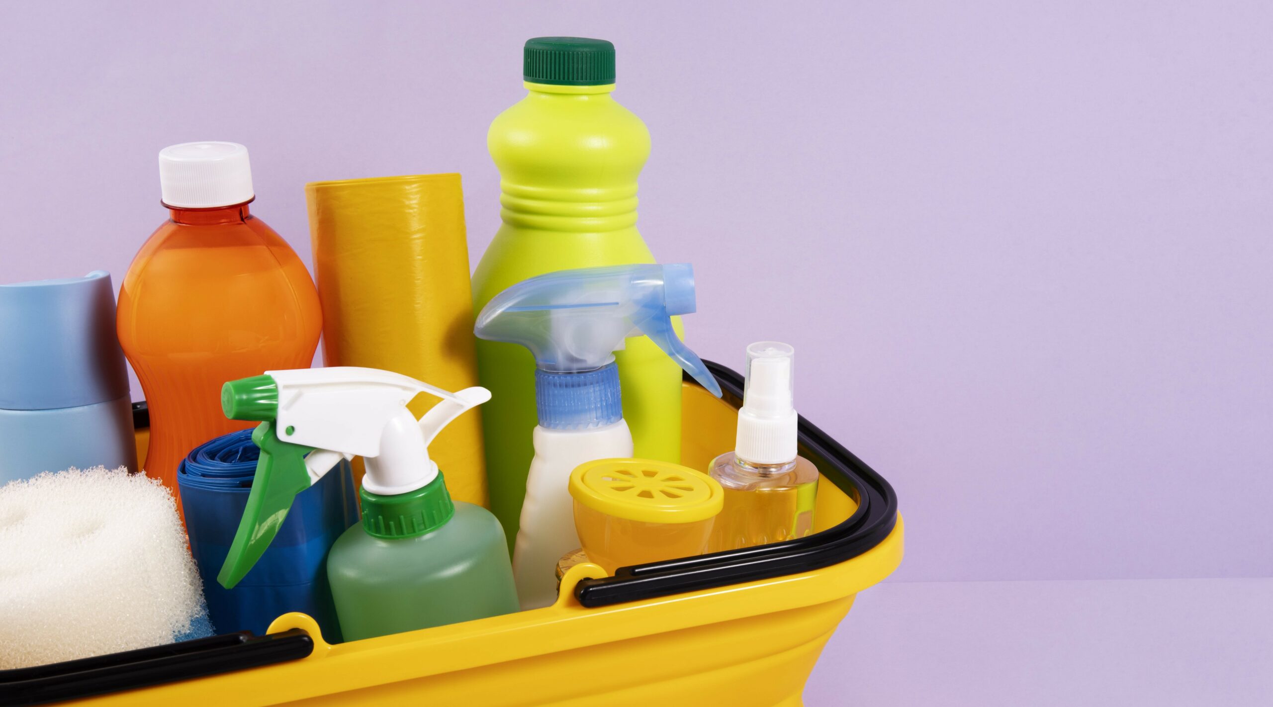 Imagem mostra diversos produtos de limpeza em um cesto.