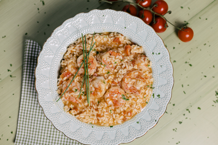 Imagem de risoto de camarão com limão siciliano.