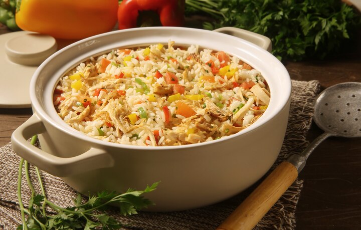 Prato de arroz colorido com frango e pimentões, receita fácil de panela de pressão.