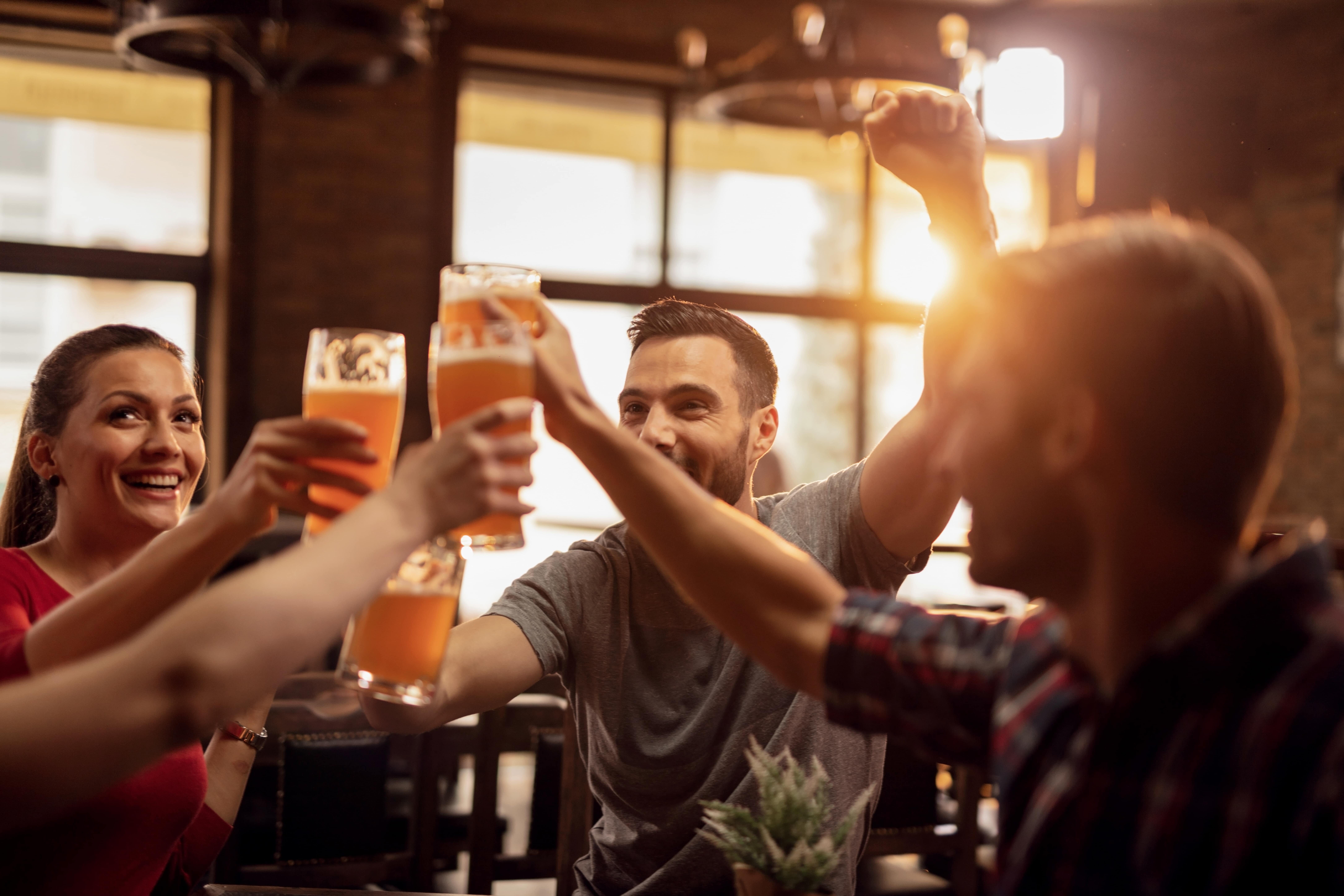 Pessoas brindando com canecas de cerveja durante a Oktoberfest