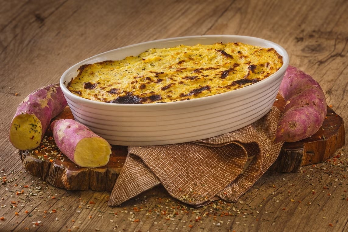 Escondidinho de carne desfiada com purê de batata-doce