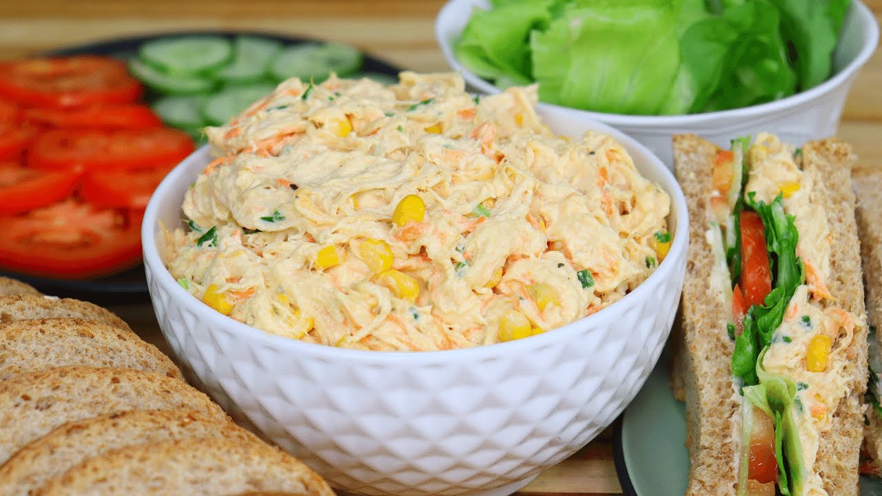 Sanduíche natural com pasta de frango, cenoura ralada, alface e milho servido no pote