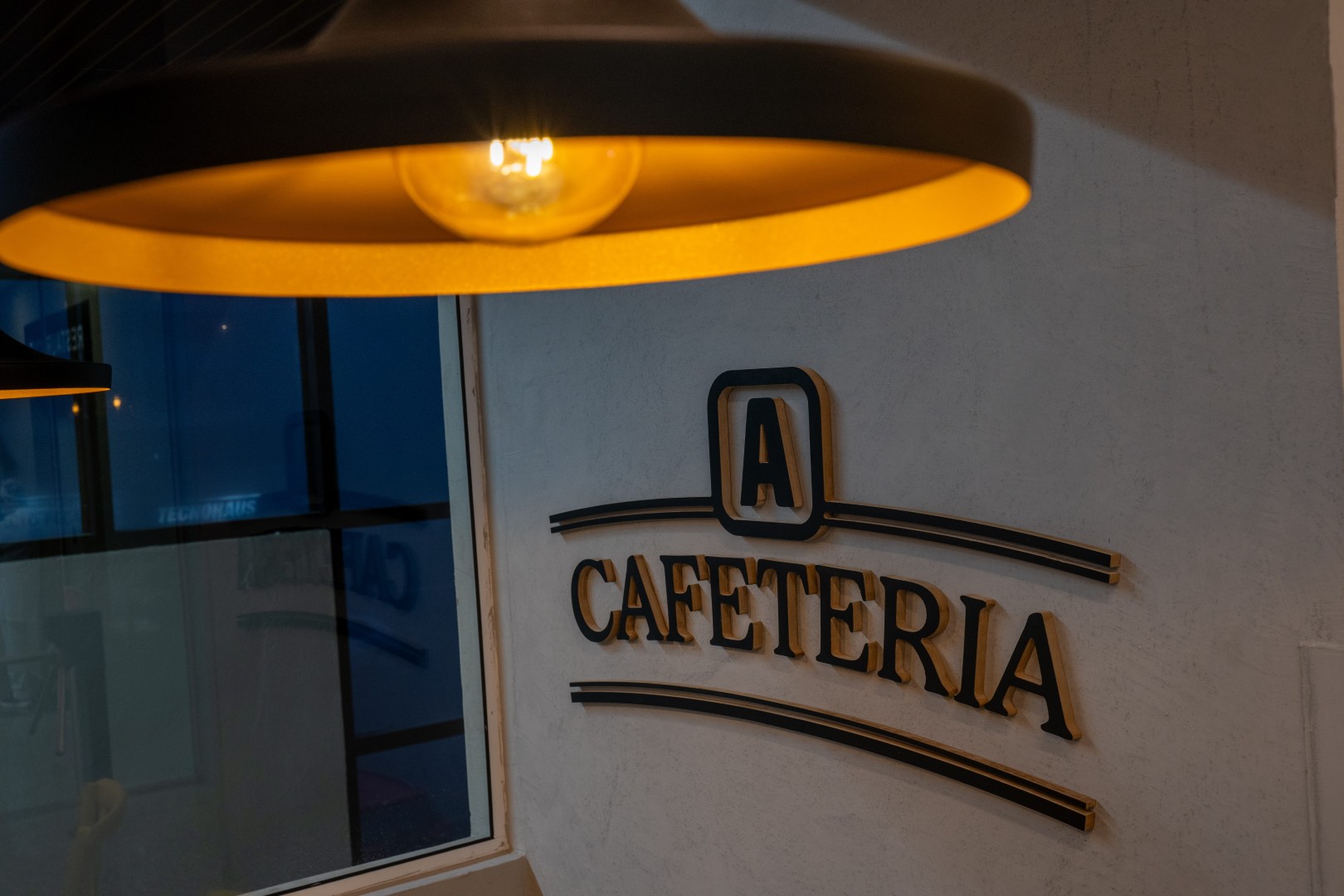 Cafeteria do Andreazza com café servido à mesa em ambiente aconchegante.